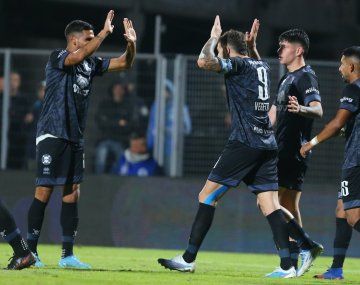 Belgrano sorprendió a un Gimnasia cansado y le ganó 2 a 0 en La Plata