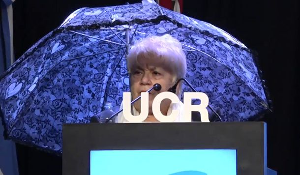 Convención Nacional de la UCR: una ex diputada dio su discurso bajo un paraguas