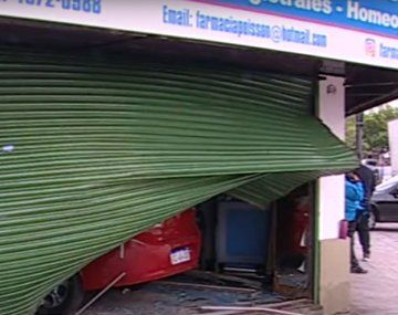 Joven borracho se incrustó con su auto en una farmacia