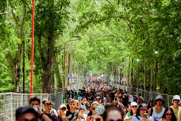 Cosquín Rock 2026: Joaquín Levinton ingresó en ambulancia para su regreso a los escenarios