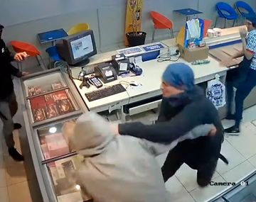 VIDEO: Delincuentes quisieron asaltar una heladería y un empleado los echó a trompadas