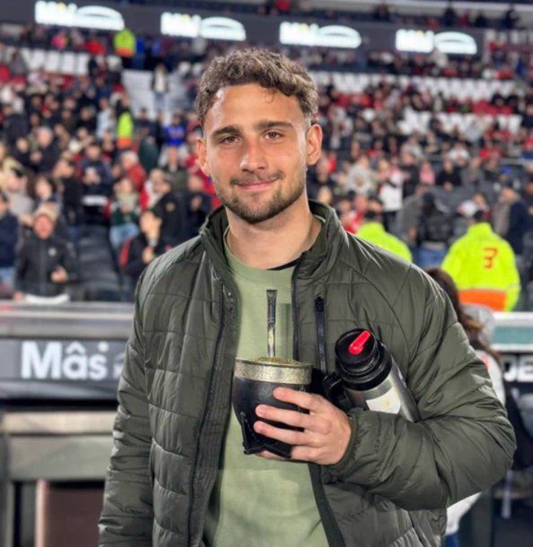 El uruguayo Boselli acompañó al plantel de River en el partido ante Barracas Central