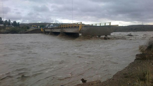 Cayó un puente por la crecida de un arroyo en Chubut