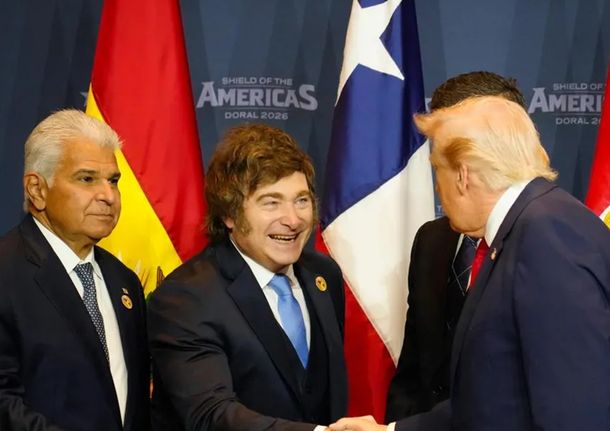 La felicidad de Javier Milei al estrechar la mano de Donald Trump. La felicidad de Javier Milei al estrechar la mano de Donald Trump.