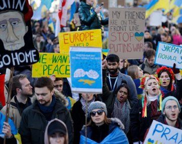 Miles de personas marcharon por Europa en apoyo a Ucrania a un año de la guerra con Rusia