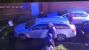 El momento en el que intervienen para terminar con el trío sexual El momento en el que intervienen para terminar con el trío sexual