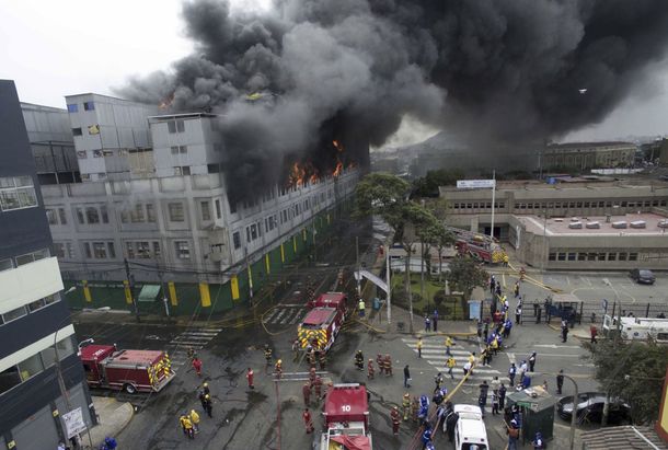 El fuego comenzó en el tercer piso de una galería comercial del centro de Lima