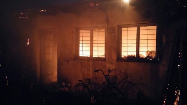Hacía un asado en el garaje y se le incendió la casa