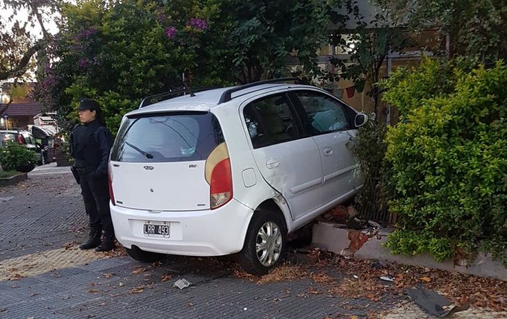Así se metió el auto en la vivienda