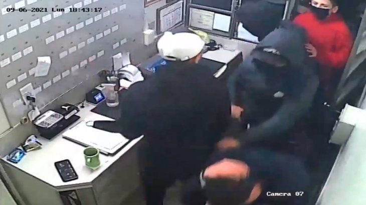 San Telmo: siete delincuentes armados se llevaron celulares, plata y una camioneta de un estacionamiento