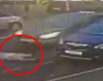 VIDEO: Un nene es revoleado por los aires tras ser alcanzado por un auto