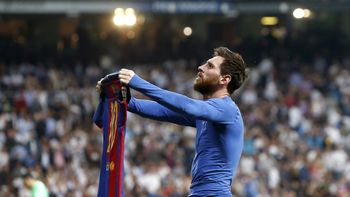 El 10 le ofrece su camiseta a un Bernabeu mudo