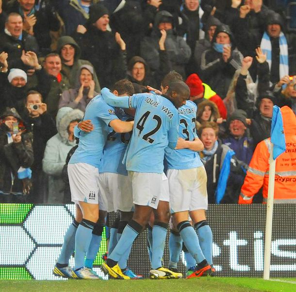 El City de Agüero y Tevez le ganó al Reading en el descuento