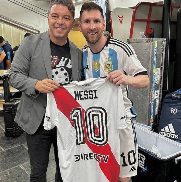 La foto perfecta de River: Marcelo Gallardo le entregó la 10 a Lionel Messi