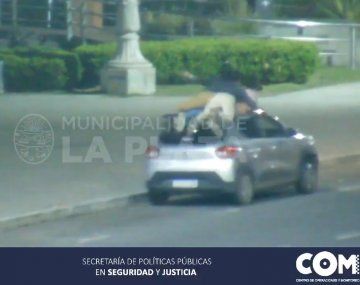 La Plata: piden suspender al conductor que llevó a sus amigos en el techo del auto