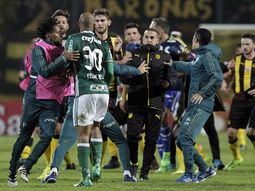 Felipe Melo increpa a los futbolistas de Peñarol Felipe Melo increpa a los futbolistas de Peñarol