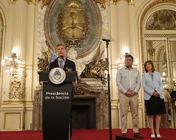 Con Bullrich al lado