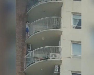VIDEO: Un nene se colgó del balcón de un piso 13 para escapar de un incendio en Tigre