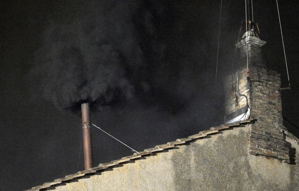 Humo negro en el Vaticano: no hay Papa nuevo por el momento