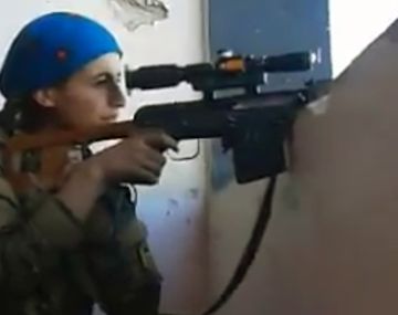 Así reacciona la francotiradora