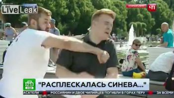 Le dan una piña a un periodista que transmitía en vivo Le dan una piña a un periodista que transmitía en vivo