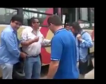 Un trabajador de la línea 60 lleva dos días encadenado a un colectivo