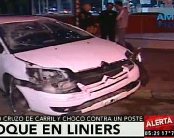 Fuerte choque en Liniers: un auto se cruzó de carril y embistió un poste
