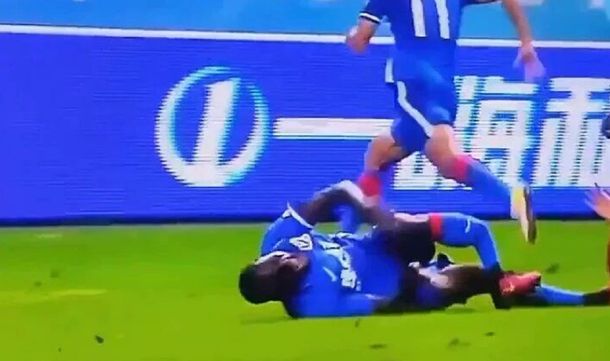 Escalofriante fractura de un ex jugador del Chelsea en el fútbol chino