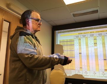 Marcelo Bielsa brindó una conferencia de prensa con una presentación en Power Point