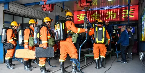Rescatistas trabajan en el lugar tras una explosión de gas en la mina de carbón Liushenyu. Rescatistas trabajan en el lugar tras una explosión de gas en la mina de carbón Liushenyu.