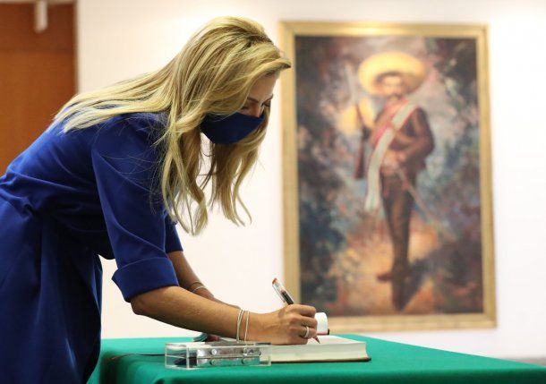 En México, Fabiola Yañez con agenda social