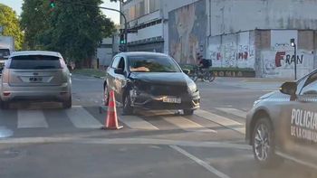 fuerte choque entre dos autos en agronomia: uno de los conductores fue demorado por cruzar en rojo fuerte choque entre dos autos en agronomia: uno de los conductores fue demorado por cruzar en rojo