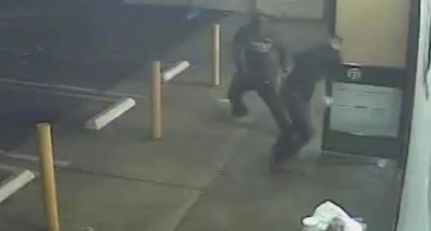 Un sin techo atacó con un hacha a un hombre en Estados Unidos