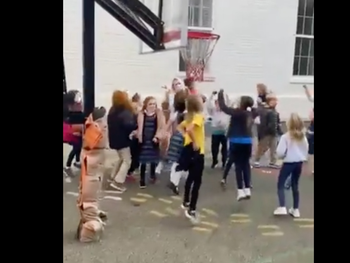 El festejo viral de los chicos con la maestra basquetbolista