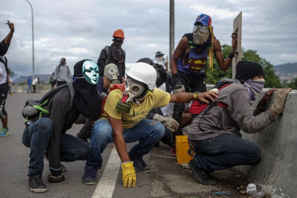 Opositores protestan en Venezuela contra Nicolás Maduro