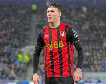 Polémica en la Premier League: investigan a un jugador de Bournemouth por chats con menores