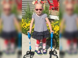 La emocionante reacción de una nena con parálisis que camina por primera vez