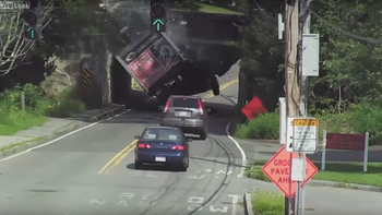 video: espectacular choque de un camion contra un puente video: espectacular choque de un camion contra un puente