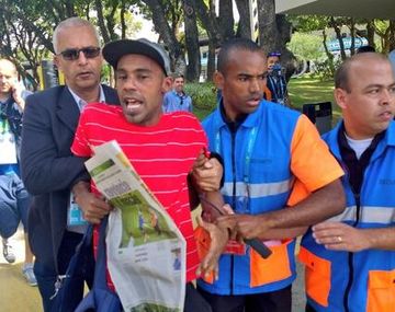 El fan de Messi volvió a burlar la seguridad para llegar a su ídolo