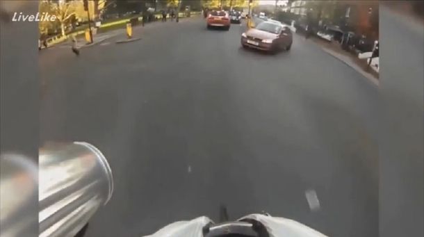 Grabó con una GoPro el choque entre su bici y un auto a toda velocidad