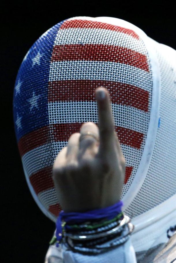 Nicole Ross del equipo estadounidense de florete ante Corea del Sur en la ronda eliminatoria.