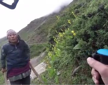 VIDEO: Turista quiso regatear un té de un dólar y la persigueron con palos