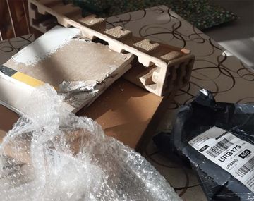 Compró una notebook y le llegó un trozo de pared: cómo reclamar