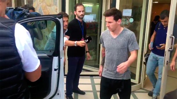 VIDEO: Dolorido y rengueando, así se retiró Messi de la clínica