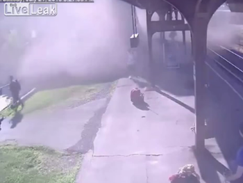 VIDEO: Un chico robó un tren y lo chocó