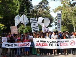 Escrache a Etchecolatz en el bosque Perlata Ramos - Crédito: @FerRaverta