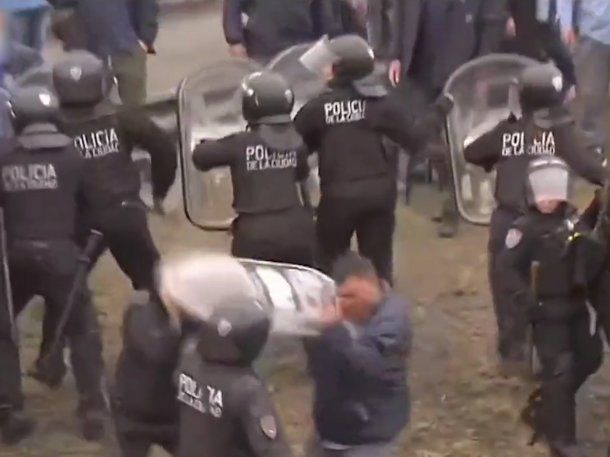 Video: violenta agresión de un policía a un manifestante durante la protesta