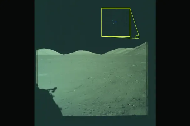 Imagen de la misión Apolo 17 a la Luna en 1972, con un recuadro en la parte superior derecha que muestra tres luces 