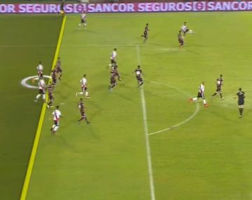 Así le llegaba la pelota al Chino Rojas para marcar el segundo gol de River