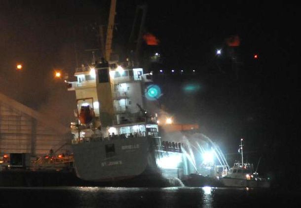 Un desaparecido por el incendio de un barco en Ensenada
